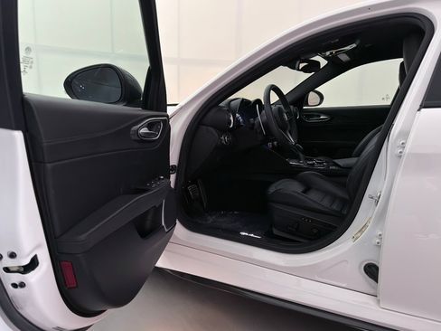 Used 2019 Alfa Romeo Giulia Ti image 16