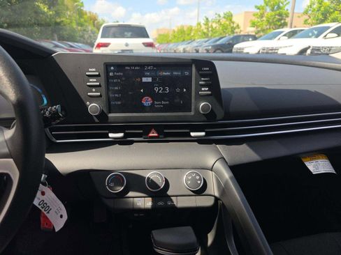Used 2025 Hyundai Elantra SE FWD image 7