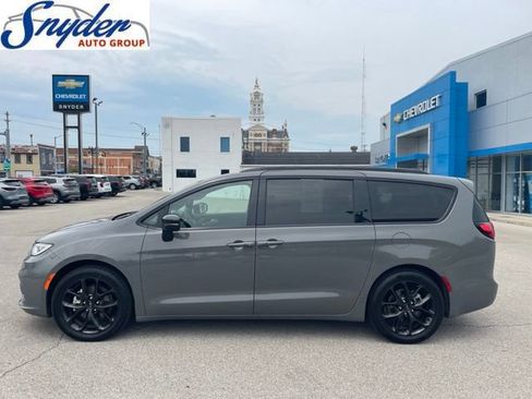 Used 2025 Chrysler Pacifica Limited FWD image 1