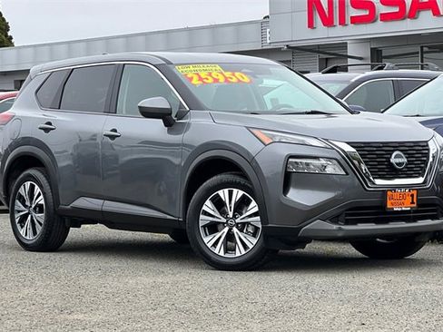 Used 2023 Nissan Rogue SV image 2
