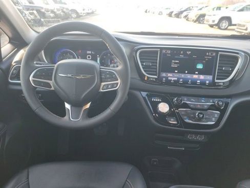 Used 2025 Chrysler Pacifica Select image 3