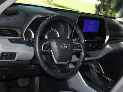 Used 2023 Toyota Highlander XLE AWD/4WD image 9
