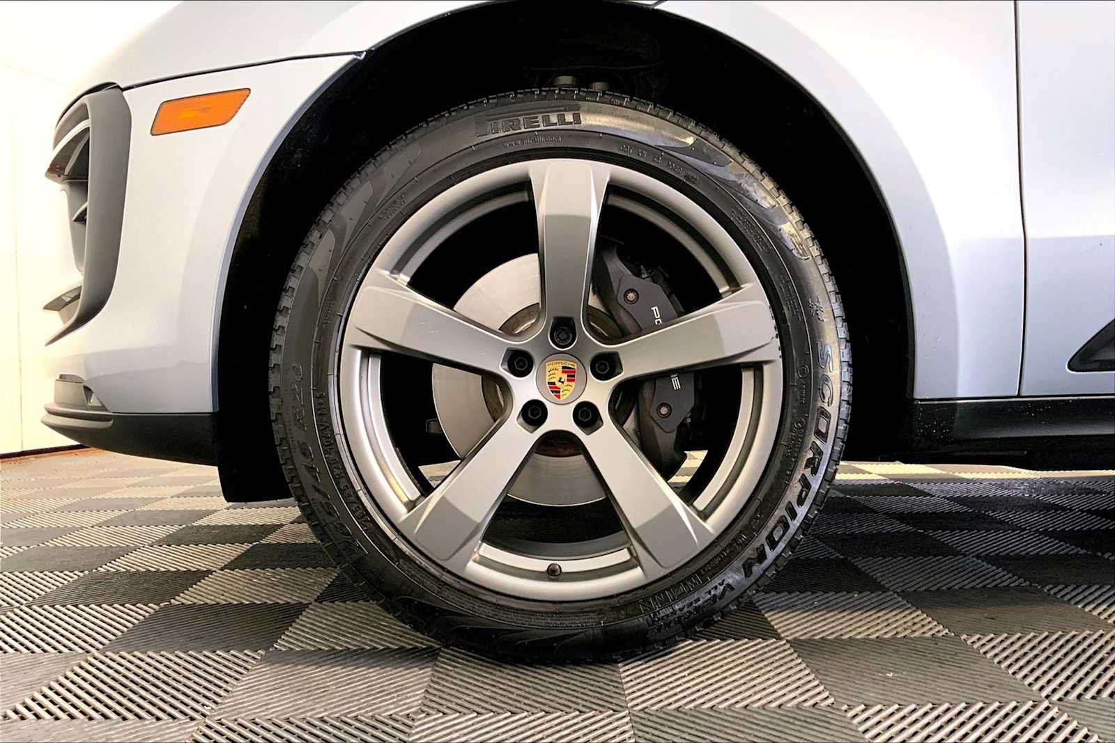 Certified 2023 Porsche Macan AWD/4WD image 11
