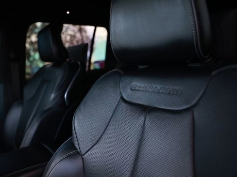 Used 2023 Jeep Grand Cherokee Overland w/ Luxury Tech Group IV AWD/4WD image 19