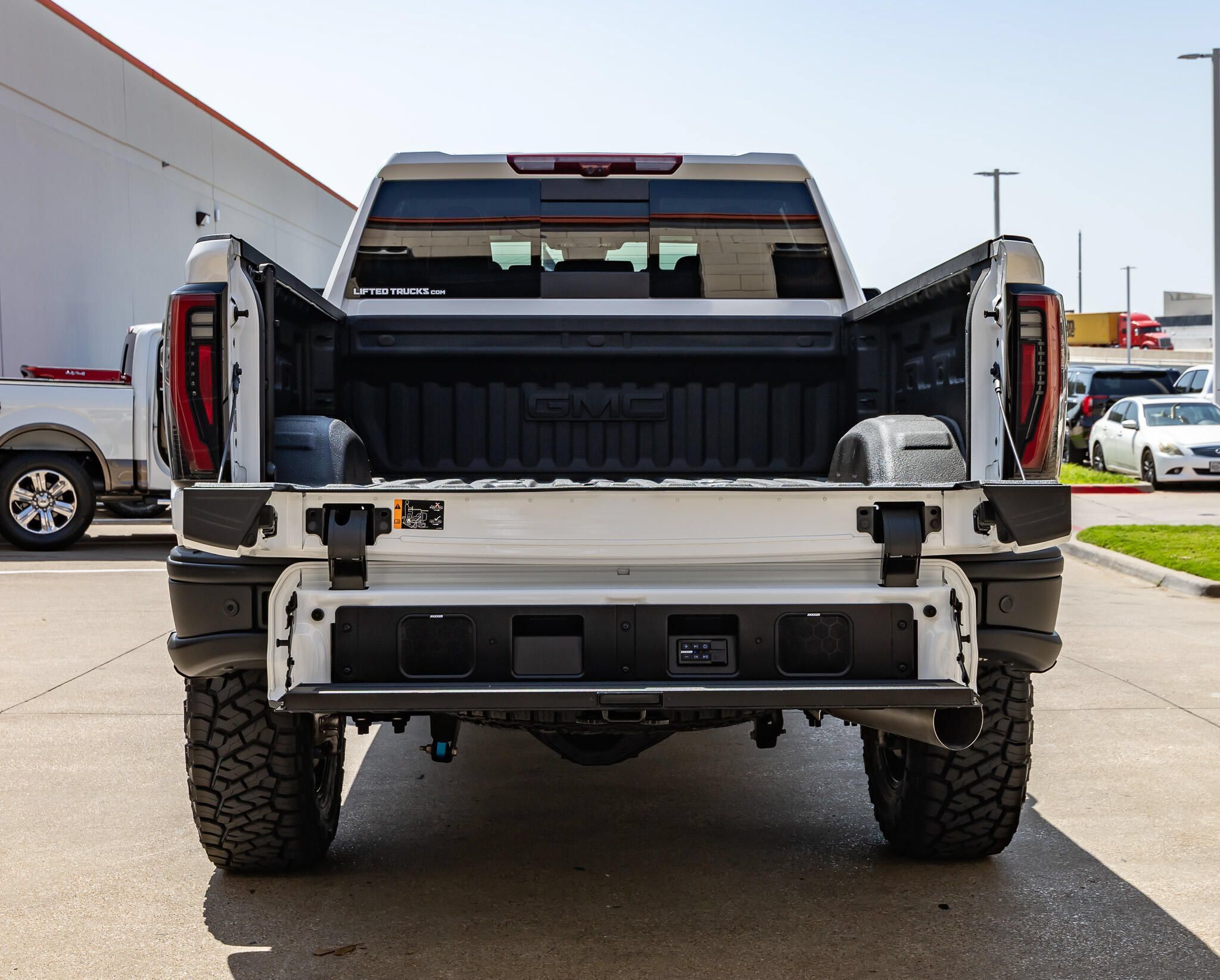 Used 2025 GMC Sierra 2500 AT4X w/ AT4X AEV Edition AWD/4WD image 9