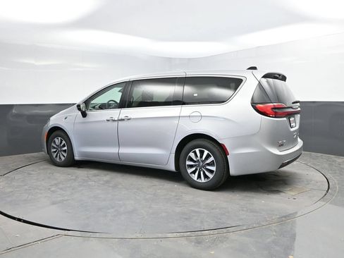 Used 2024 Chrysler Pacifica Limited FWD image 7