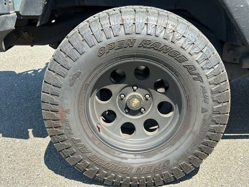 Used 2015 Jeep Wrangler Unlimited Rubicon w/ Connectivity Group AWD/4WD image 23