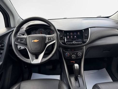Used 2021 Chevrolet Trax LT w/ Premium Seat Package AWD/4WD image 21