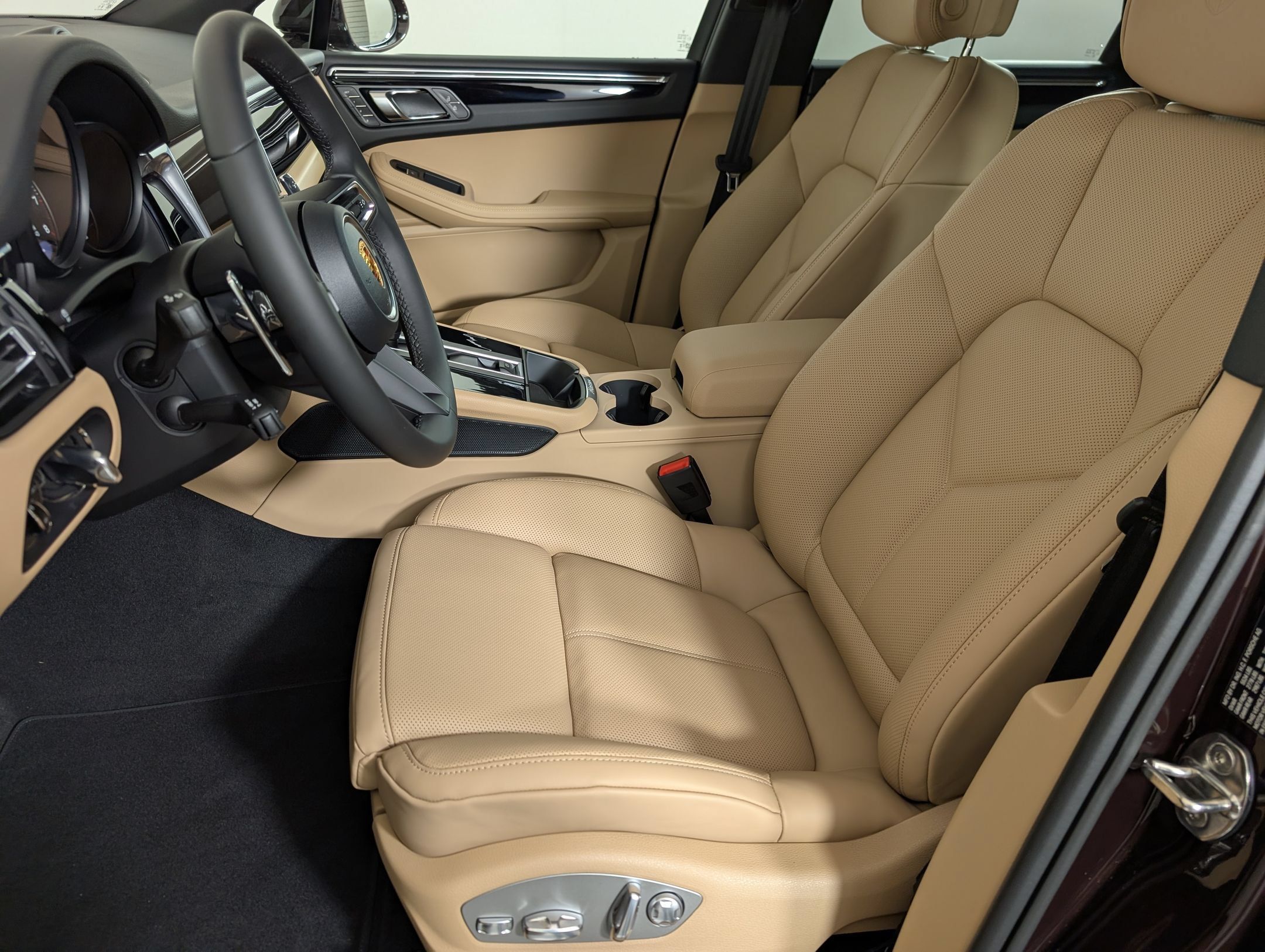 Certified 2026 Porsche Macan AWD/4WD image 5