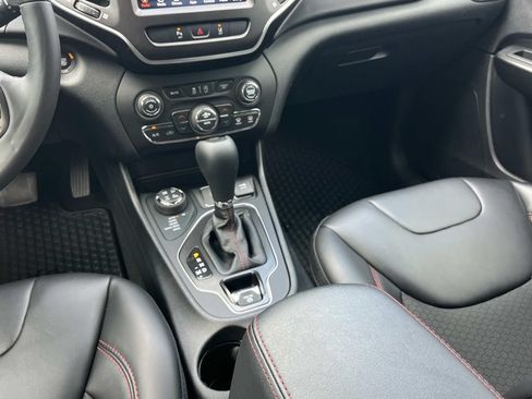 Used 2021 Jeep Cherokee Trailhawk AWD/4WD image 20