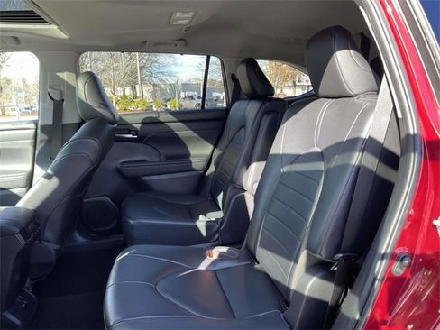 Used 2023 Toyota Highlander XLE image 17