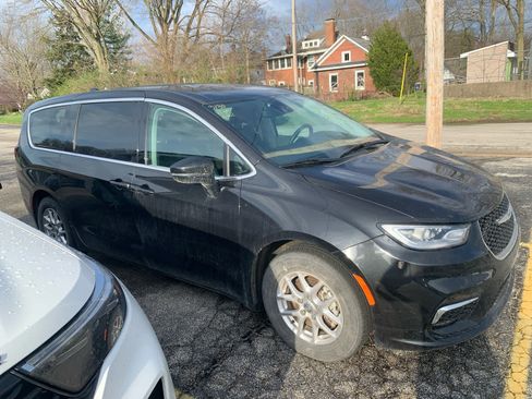 Used 2024 Chrysler Pacifica Touring-L image 5