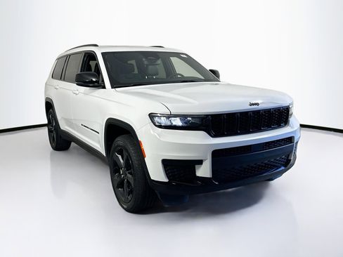 Used 2023 Jeep Grand Cherokee L Laredo image 3