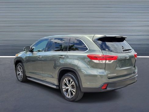 Used 2017 Toyota Highlander LE FWD image 4