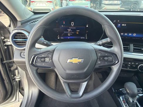 Used 2025 Chevrolet Trax LT FWD image 10