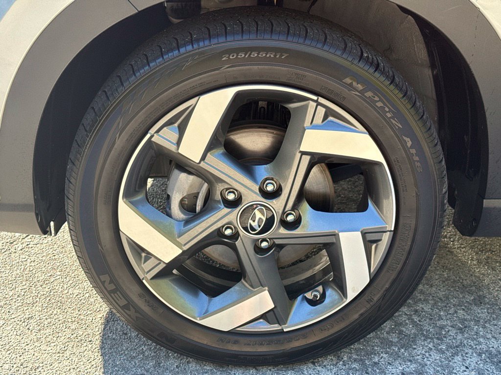 Used 2025 Hyundai Venue SEL FWD image 15