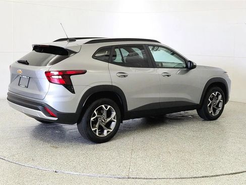 Used 2025 Chevrolet Trax LT w/ Sunroof Package FWD image 7