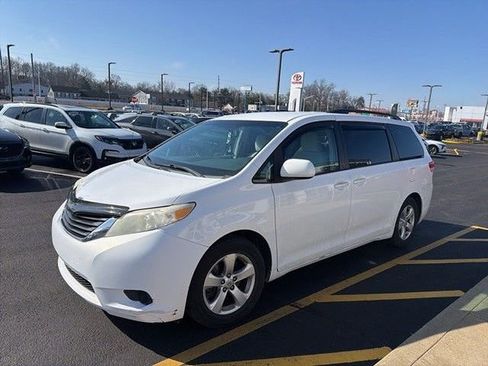 Used 2013 Toyota Sienna LE w/ Towing Pkg FWD image 2