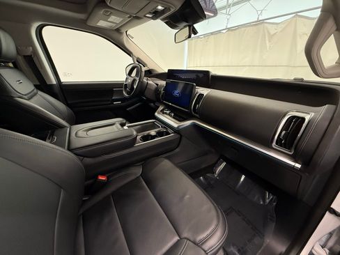 Used 2025 Ford Expedition Max Platinum image 8