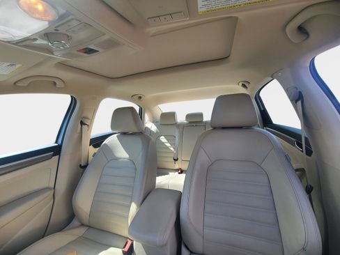 Used 2017 Volkswagen Passat 1.8T SEL Premium image 10