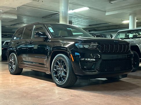 New 2025 Jeep Grand Cherokee Summit image 7