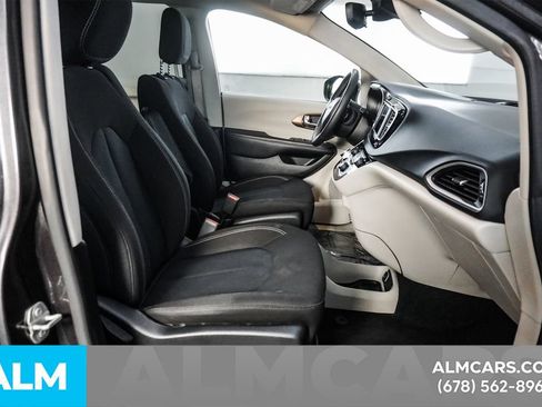 Used 2023 Chrysler Voyager LX FWD image 14