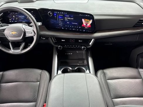 Used 2025 Chevrolet Suburban LT AWD/4WD image 13