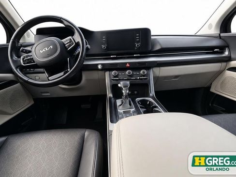 Used 2023 Kia Carnival LX FWD image 8