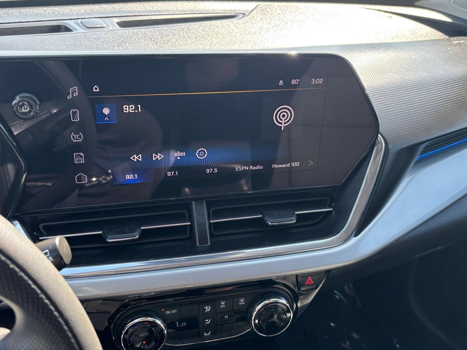 Used 2025 Chevrolet Trax LT FWD image 19