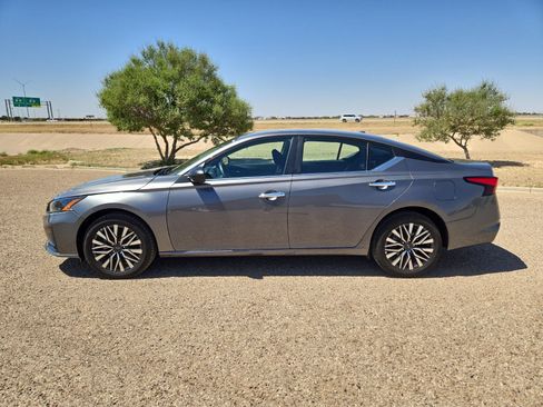 Used 2025 Nissan Altima 2.5 SV AWD/4WD image 2