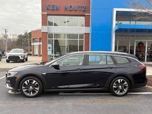 Used 2018 Buick Regal Essence w/ Driver Confidence Package #1 image 2