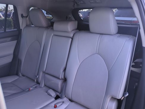 Used 2021 Toyota Highlander Limited image 32