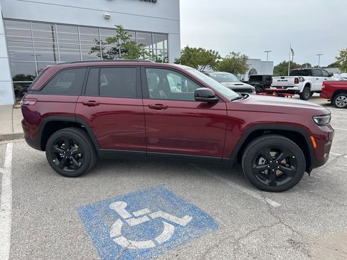 New 2025 Jeep Grand Cherokee Altitude image 39