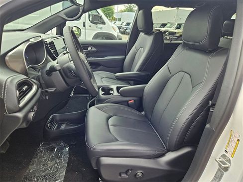 New 2026 Chrysler Pacifica Select image 12
