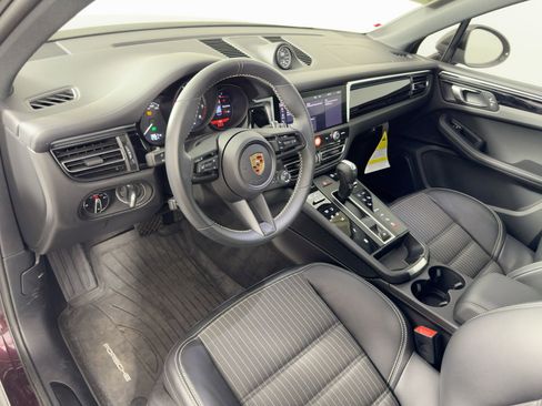 Certified 2025 Porsche Macan Turbo image 4