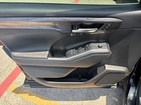 Used 2020 Toyota Highlander Limited FWD image 17