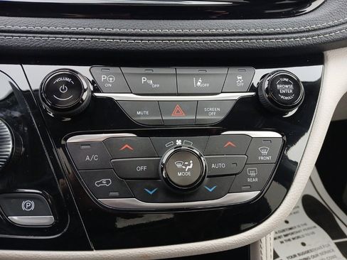 Used 2023 Chrysler Pacifica Limited image 17