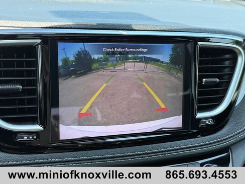 Used 2025 Chrysler Pacifica Limited FWD image 34