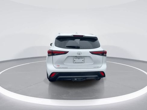 Used 2024 Toyota Highlander XLE image 7