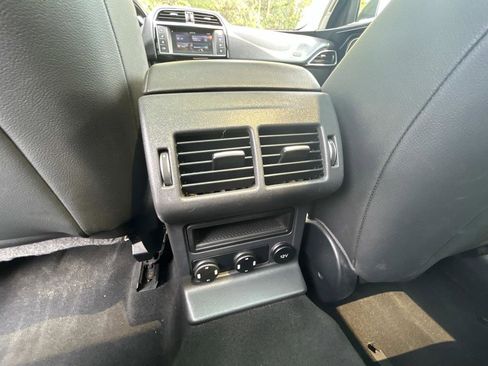 Used 2017 Jaguar F-PACE Premium image 15