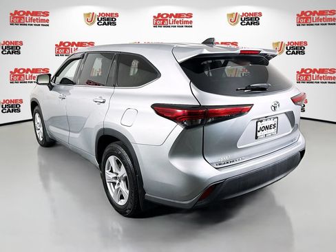 Used 2022 Toyota Highlander LE AWD/4WD image 2