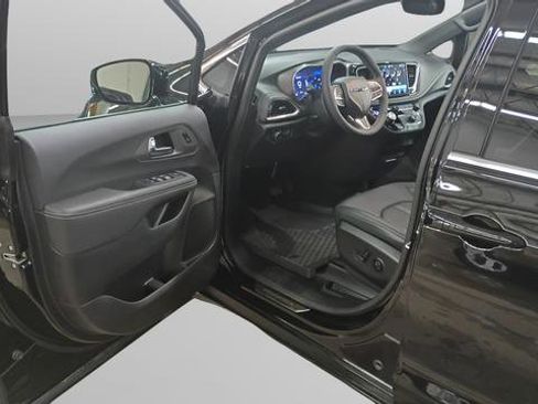 Used 2025 Chrysler Pacifica Select image 9