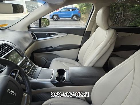 Used 2019 Lincoln Nautilus FWD image 2