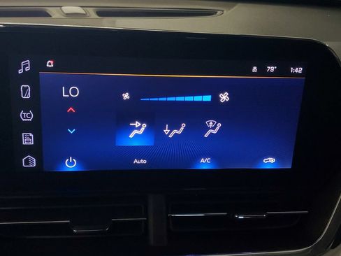 Used 2025 Chevrolet Trax LT w/ LT Convenience Package FWD image 17