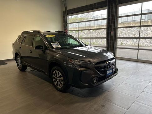 Used 2025 Subaru Outback Premium AWD/4WD image 3