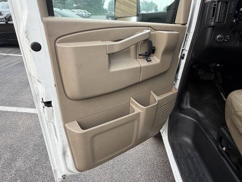 Used 2016 Chevrolet Express 4500 RWD image 12
