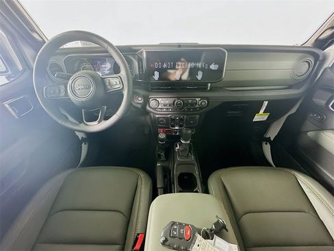 New 2025 Jeep Gladiator Mojave image 9