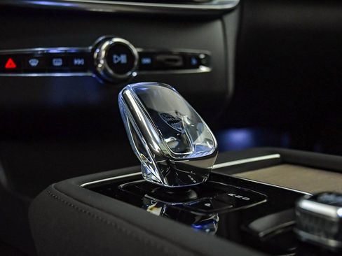 Certified 2025 Volvo XC90 T8 Plus w/ Protection Package Premier image 27