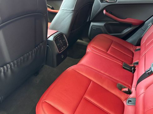 Used 2025 Porsche Macan image 15