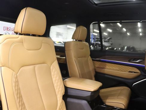 Used 2022 Jeep Grand Cherokee L Summit w/ Luxury Tech Group V image 21